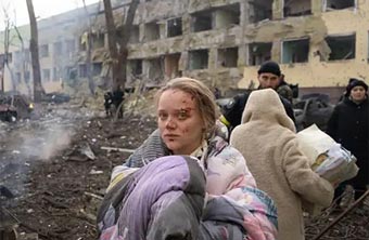 Mariupol, Ukrajna, a szülészet bombázása
